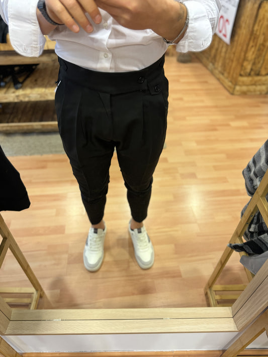 Pantalone slim fit nero con bottone e fibie laterali
