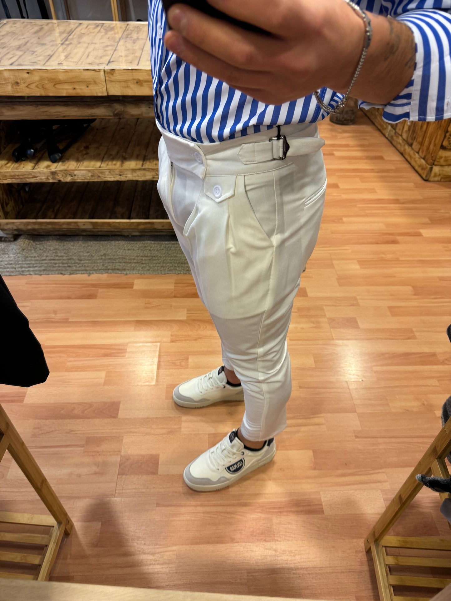 Pantalone sartoriale bianco con bottone e fibie laterali