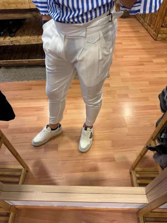 Pantalone sartoriale bianco con bottone e fibie laterali