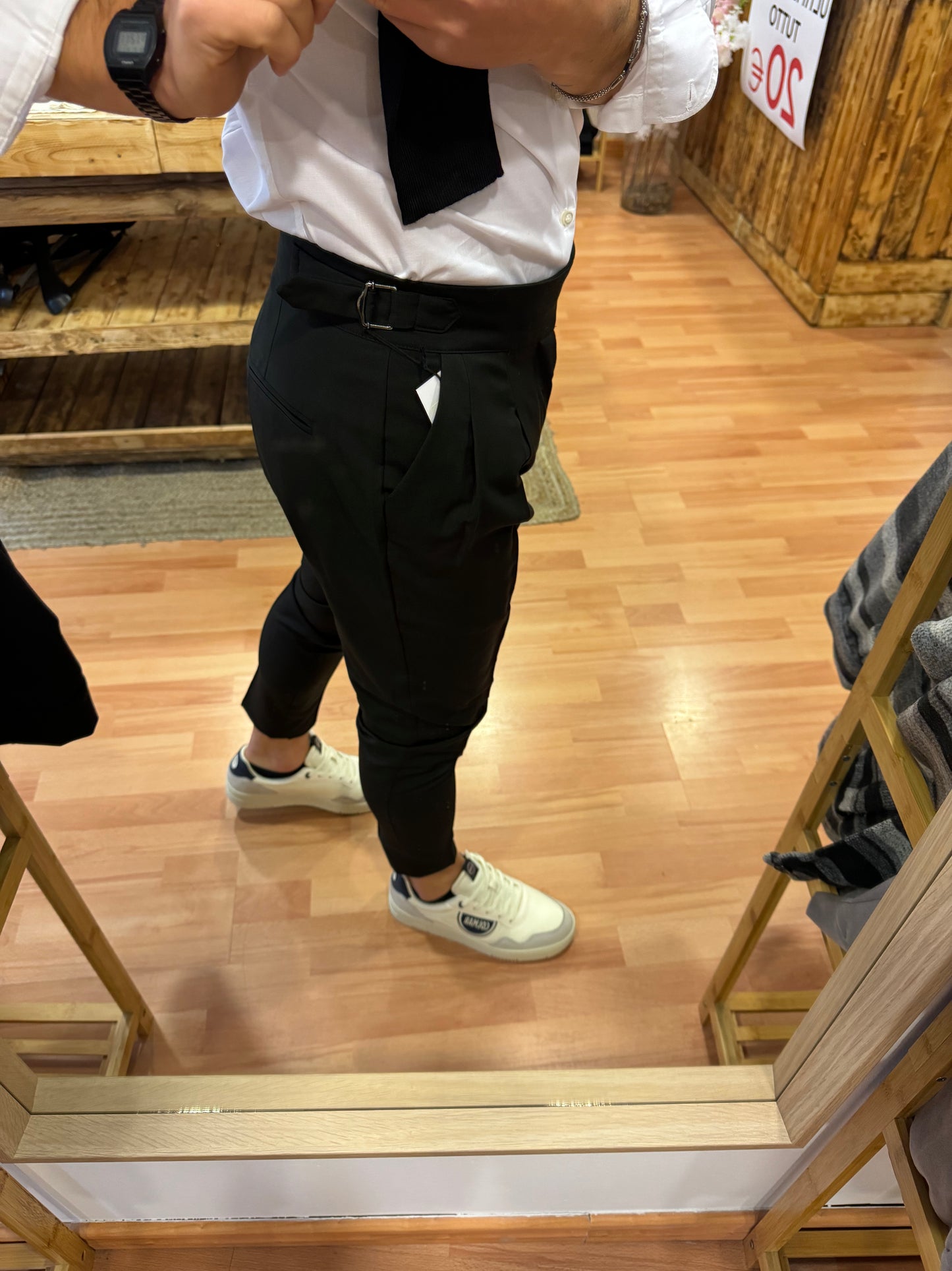 Pantalone slim fit nero con bottone e fibie laterali
