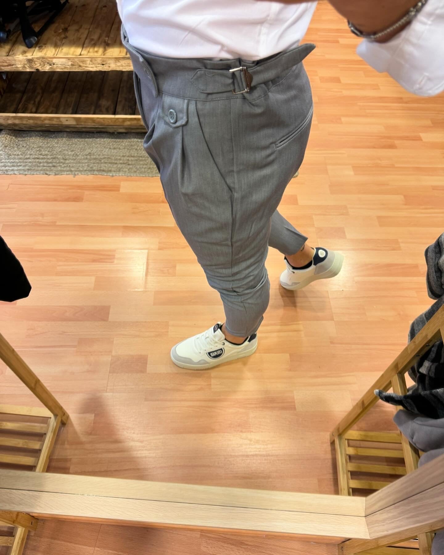 Pantalone slim fit grigio con bottone e fibie laterali