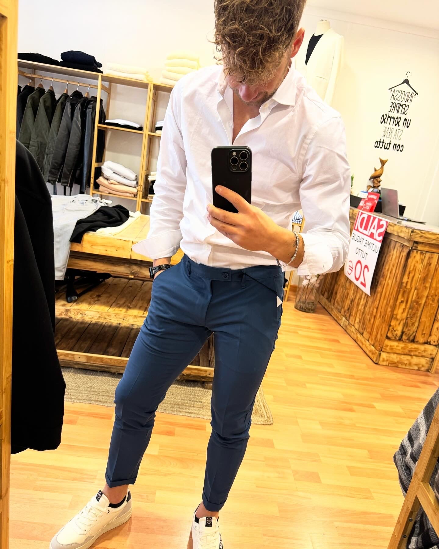 Pantalone blu modello Capri con risvoltino