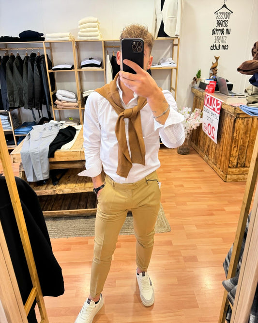 Pantalone marrone modello Capri con risvoltino