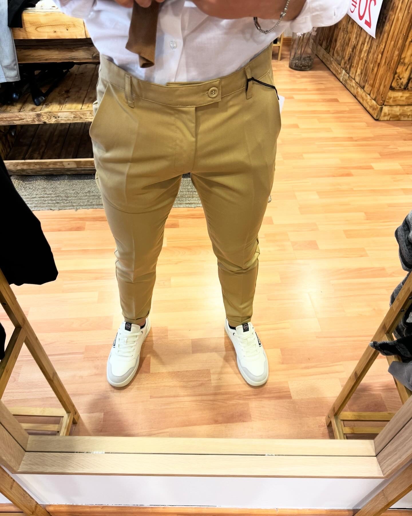 Pantalone marrone modello Capri con risvoltino