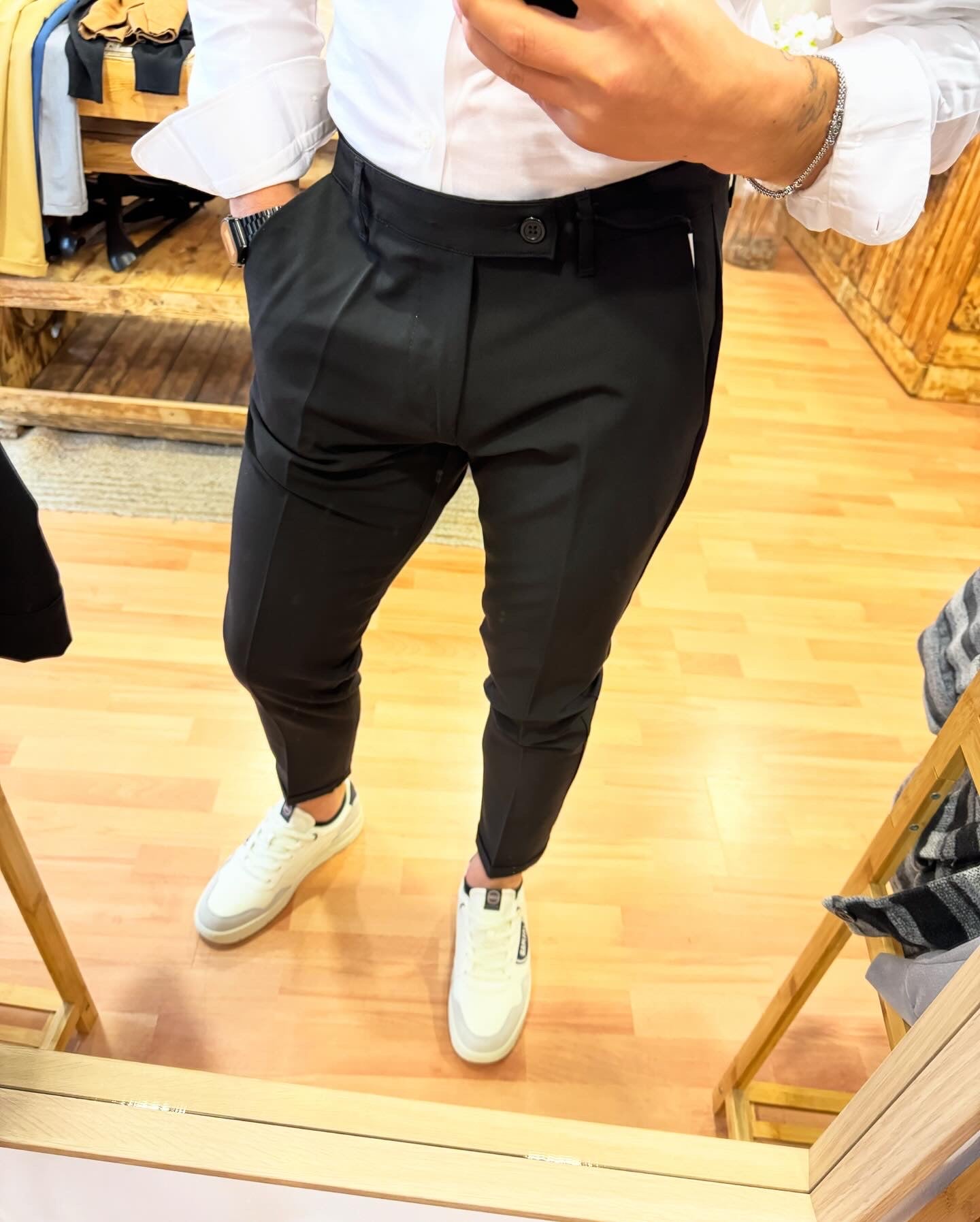 Pantalone nero modello Capri con risvoltino